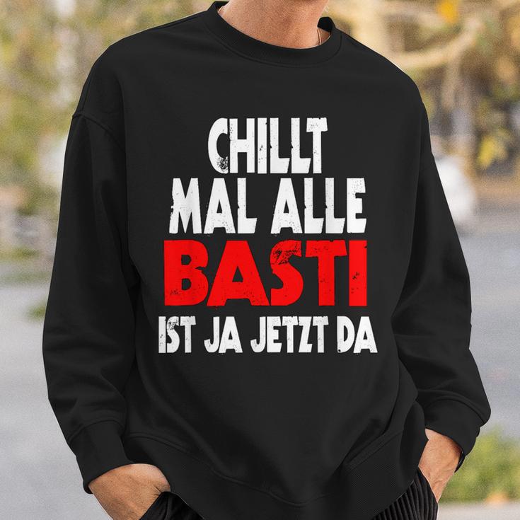 Chillt Mal Alle Basti Ist Ja Jetzt Da S Sweatshirt Geschenke für Ihn