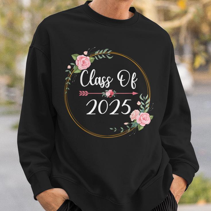 Class Of 2025 Senior 2025 Cute Arrow Flowers For Girls Women Sweatshirt Gifts for Him