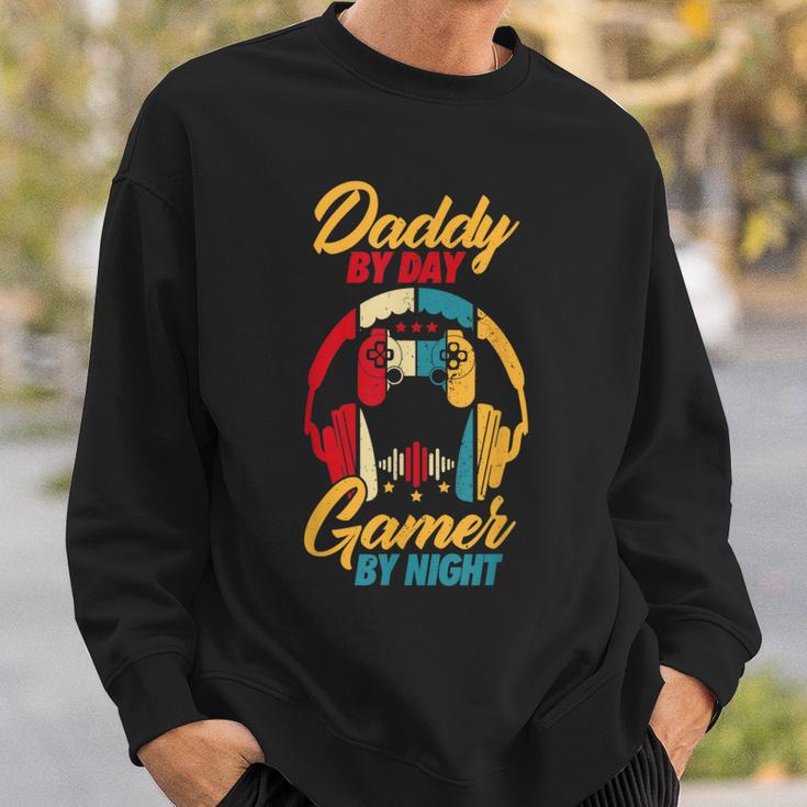 Daddy By Day Gamer Bei Nacht Lustige Papa Witze Gamingintage Sweatshirt Geschenke für Ihn