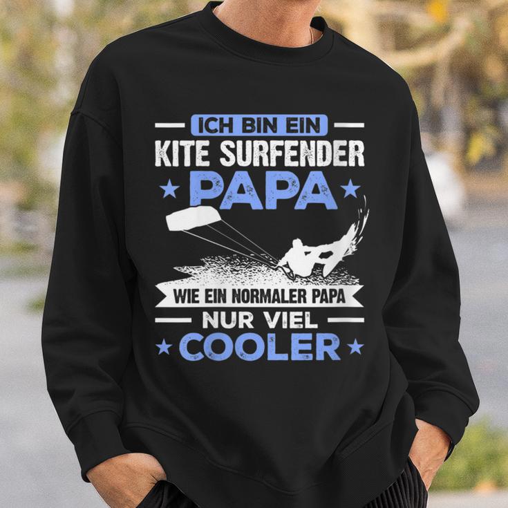 Damen Bin Ein Kite Surfender Papa Wie Ein Normaler Papi Nur Cooler Mit-Ausschnitt Sweatshirt Geschenke für Ihn