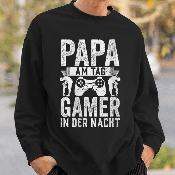 Damen Gaming Dad Papa Am Tag Gamer In Der Nacht Mit-Ausschnitt Sweatshirt Geschenke für Ihn