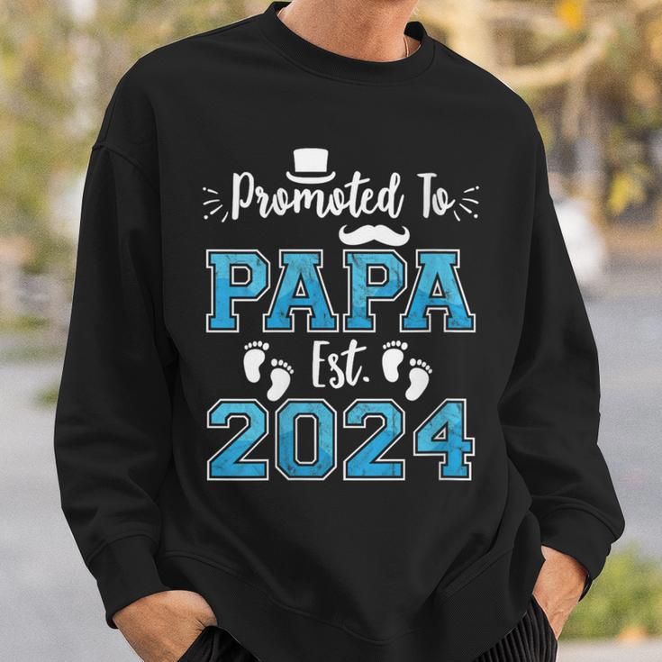 Damen New Dad Promoted To Papa Est 2024 Schwangerschaftsankündigung Mit-Ausschnitt Sweatshirt Geschenke für Ihn