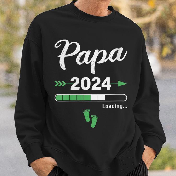 Damen Papa Loading 2024 Werdender Papa Baby Geburt Daddy To Be Mit-Ausschnitt Sweatshirt Geschenke für Ihn