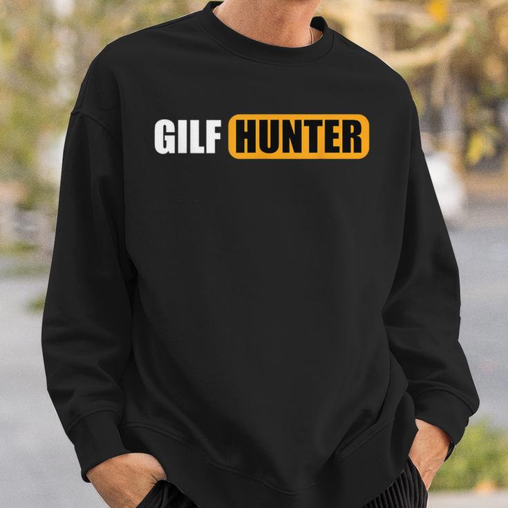 GILF Hunter Schwarzes Sweatshirt, Lustiges Design in Gelb und Weiß Geschenke für Ihn