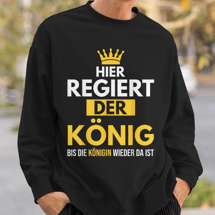 Hier Regiert Der König Bis Die Queeen Wieder Da Ist Sweatshirt Geschenke für Ihn