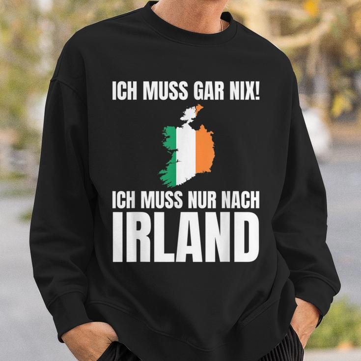 Ich Muss Gar Nix Ich Muss Nur Nach Ireland S Sweatshirt Geschenke für Ihn