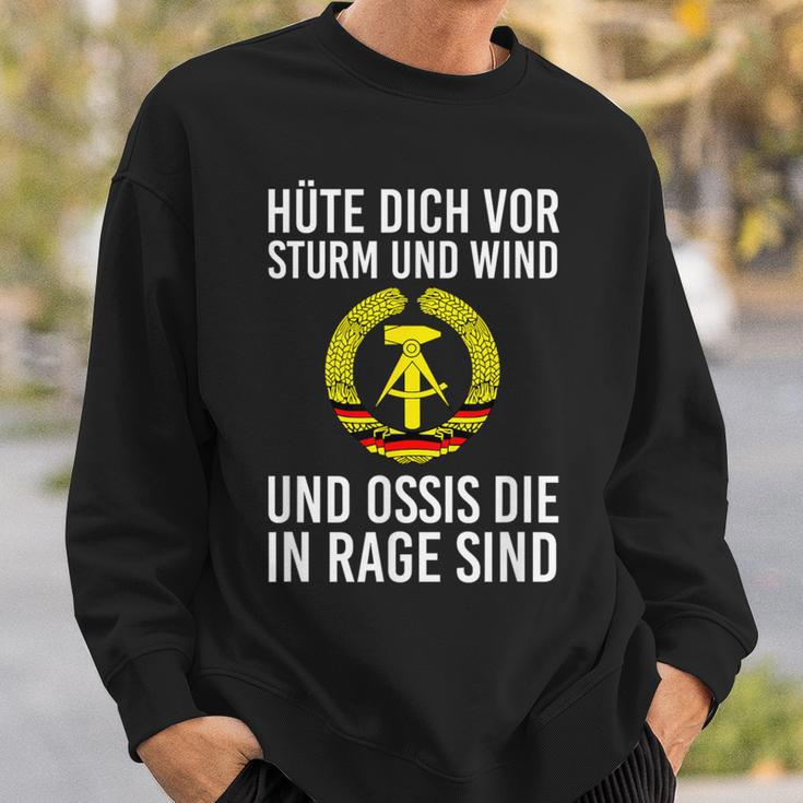 Kult Hüte Dich Vor Storm Und Wind Und Ossis Die In Rage Sind Sweatshirt Geschenke für Ihn