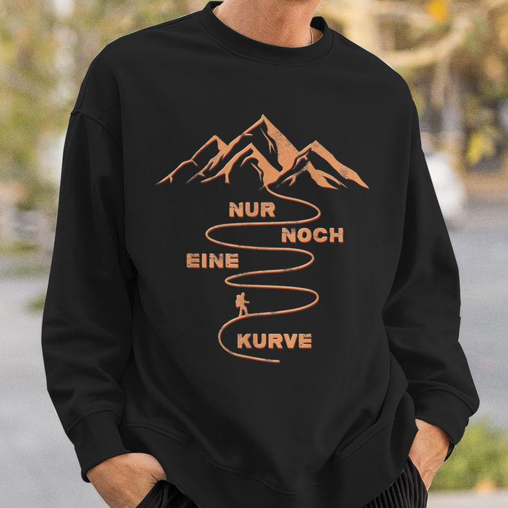 Nur Noch Eine Kurve Wander Bergsteiger Hiking Mountains Sweatshirt Geschenke für Ihn