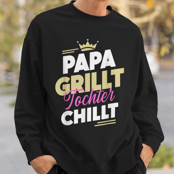 Papa Grillt Tochter Chilltatertag Outdoor Grillen Fan Sweatshirt Geschenke für Ihn