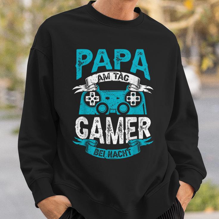 Papa Am Tag Gamer Bei Nacht Papa Am Tag Gamer Bei Nacht Sweatshirt Geschenke für Ihn