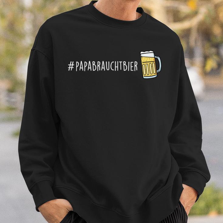 Papabrauchtbier Papa Braucht Bier Fun Sweatshirt Geschenke für Ihn