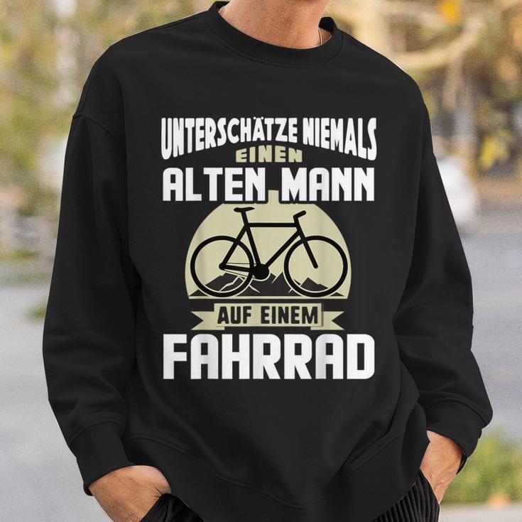 Rad Underschatz Niemal Eine Alten Mann Auf Einem Fahrrad Sweatshirt Geschenke für Ihn