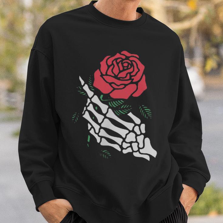 Rote Rose Weißes Skelett Hand Hält Eine Rote Rose Sweatshirt Geschenke für Ihn