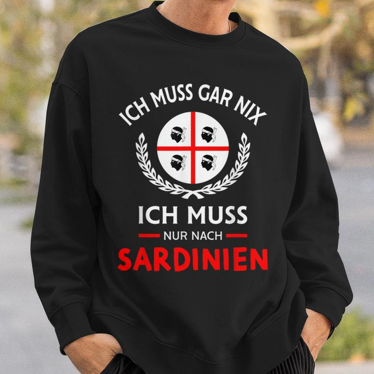 Sardegna Ich Muss Gar Nix Nur Nach Sardinien Saying Sweatshirt Geschenke für Ihn