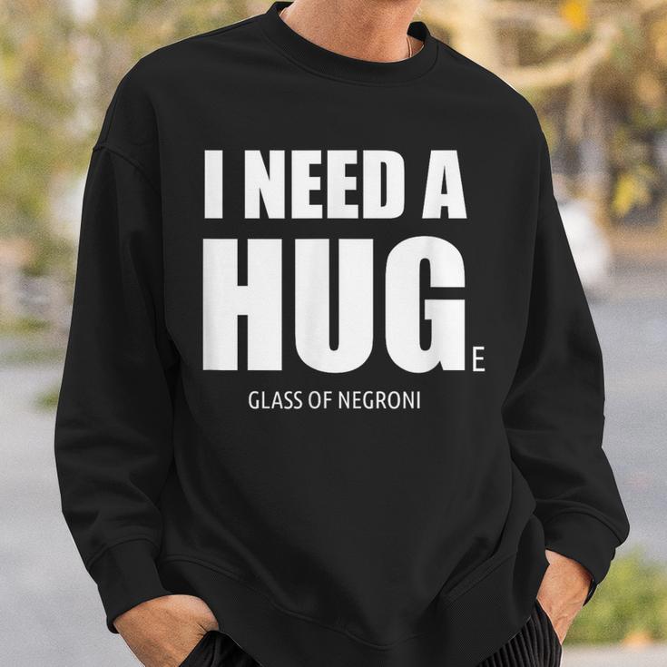 Schwarzweißes Sweatshirt I Need A H.U.G.E Glass of Negroni, Lustiges Sweatshirt für Cocktailfans Geschenke für Ihn