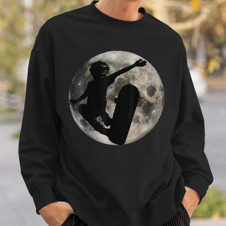 Skateboard Kick Flip Silhouet Fool Moon Skateboarder Sweatshirt Gifts for Him