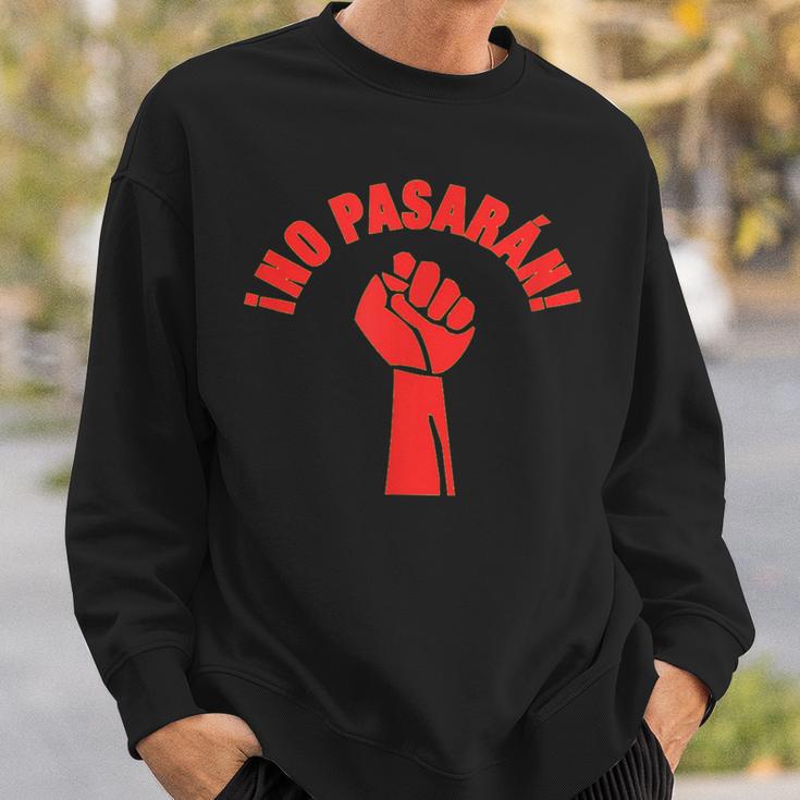 Unisex Sweatshirt Schwarz mit ¡No Pasarán! & Roter Faust, Politisches Design Geschenke für Ihn