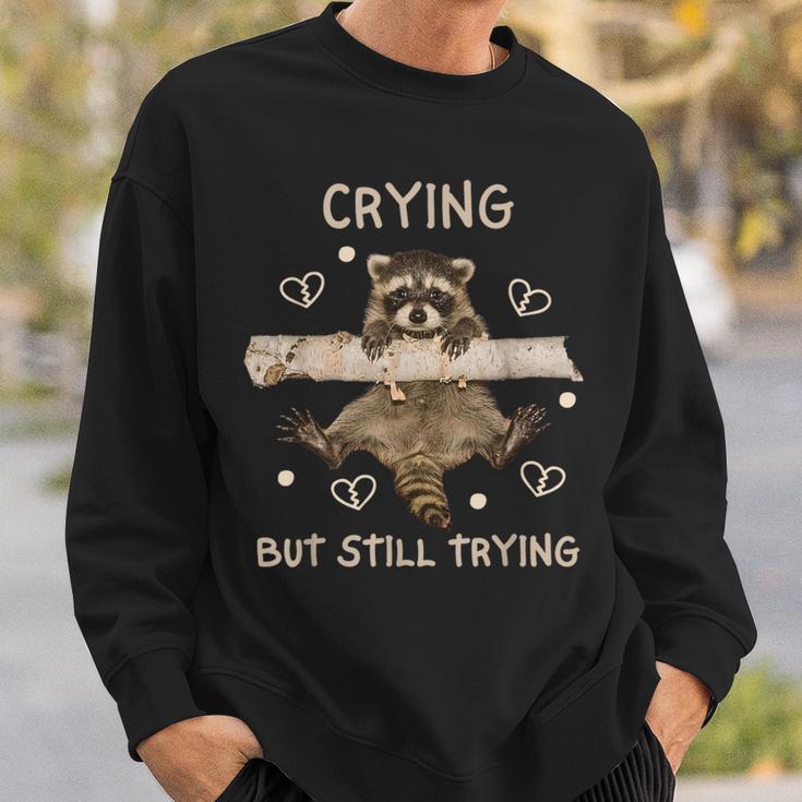 Waschbär Lustig Weinen Aber Immer Nochersuchen Meme Mental Health Sweatshirt Geschenke für Ihn