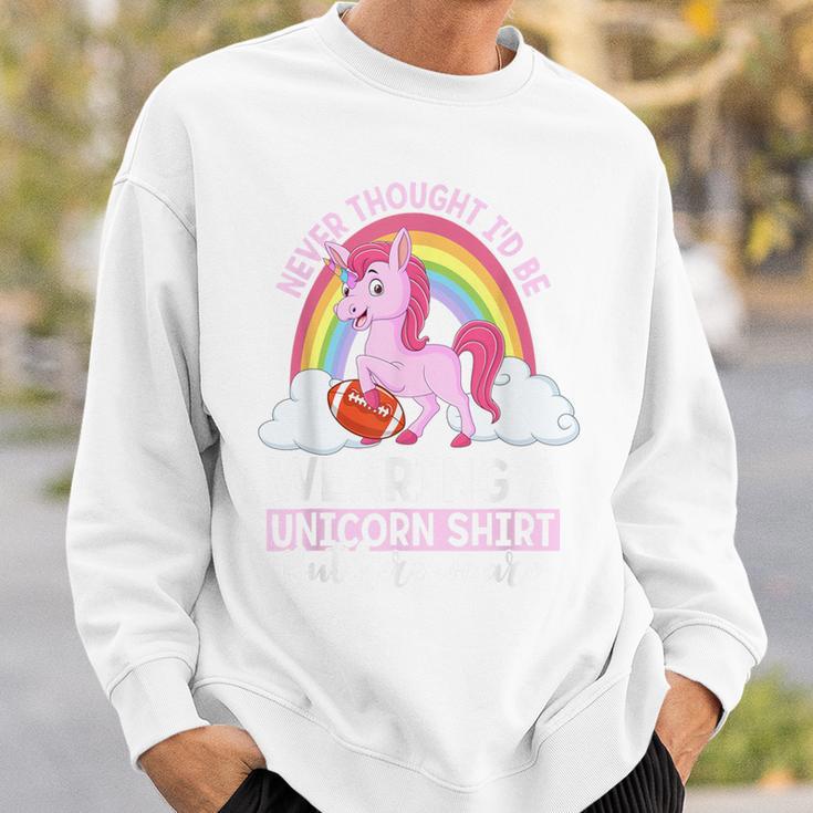 Fröhliches Einhorn-Regenbogen Sweatshirt, Spruch 'Never Thought I'd Be...' Geschenke für Ihn