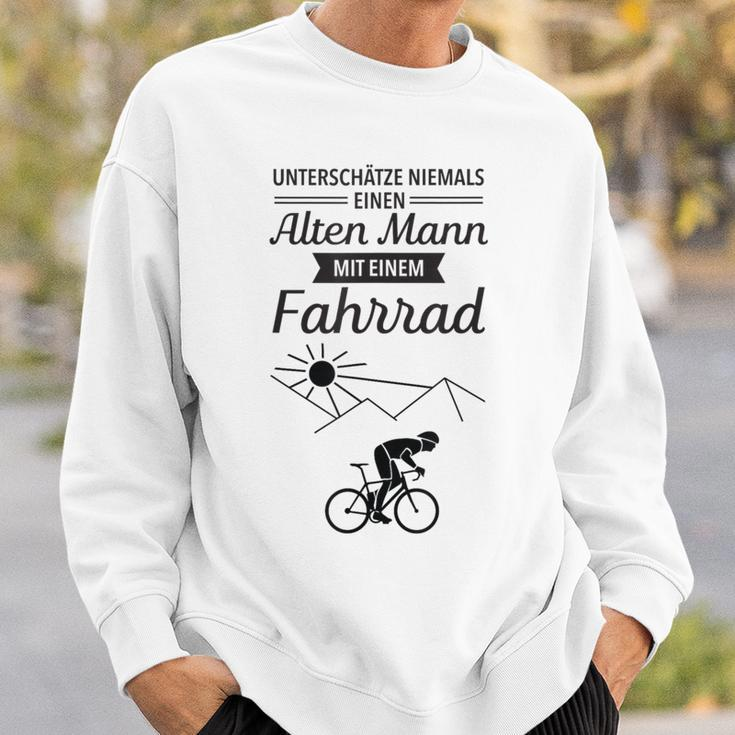 Unterschätze niemals einen alten Mann mit Fahrrad Sweatshirt, Lustiges Radfahrer Tee Geschenke für Ihn
