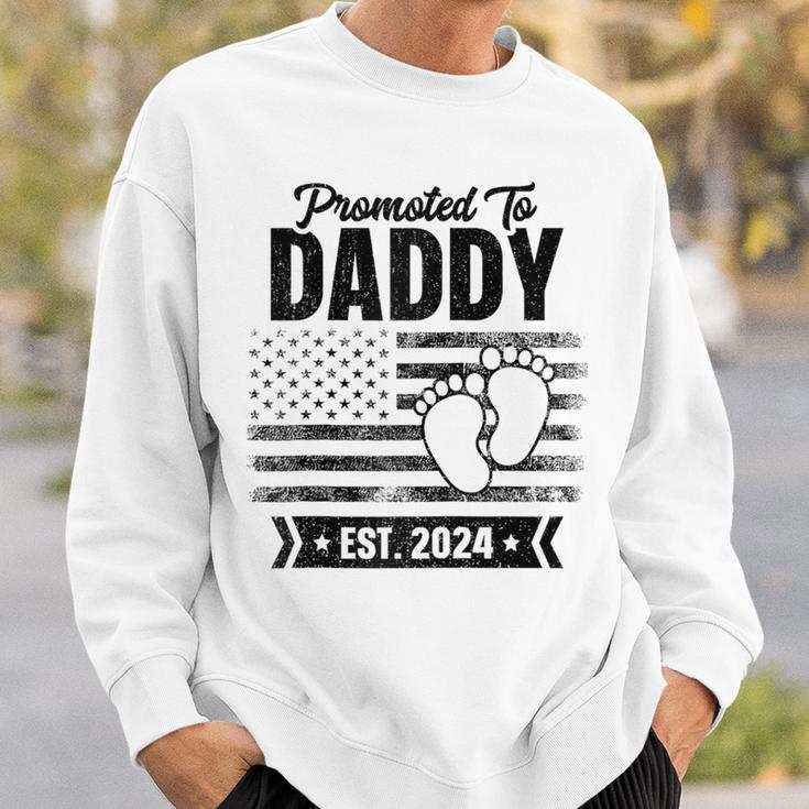 Vatertag Erstes Mal Papa 2024 Promoted To Daddy Est 2024 Raglan Sweatshirt Geschenke für Ihn