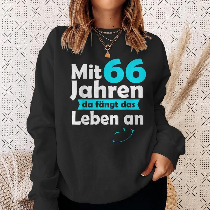 66 Jahre Mit 66 Jahre Da Fanggt Das Leben An German Language Sweatshirt Geschenke für Sie