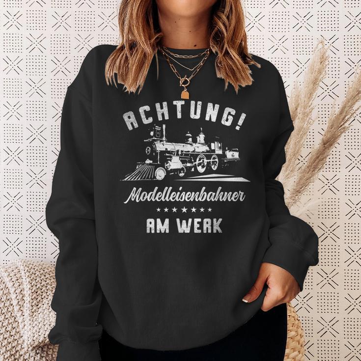 Achtung Modelleisenbahner Am Werk Für Einen Modellbauer Sweatshirt Geschenke für Sie