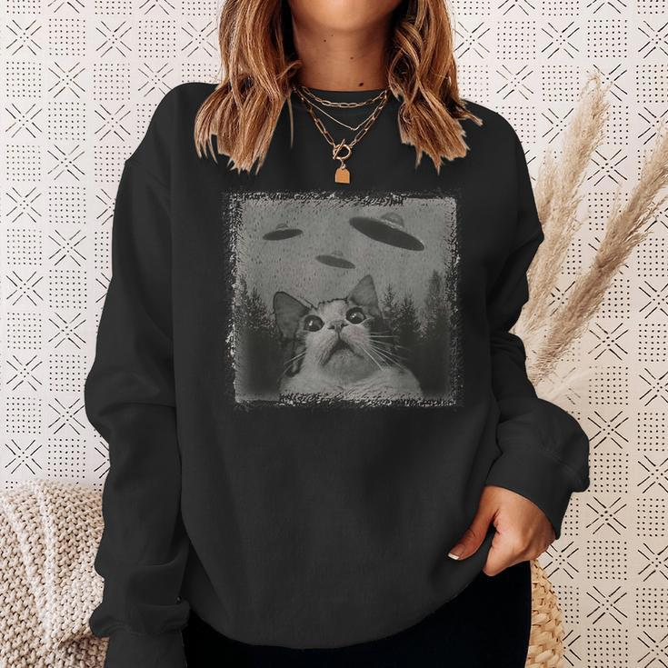 Alien Ufo Cat Selfie Kitty Vintage Graphic Cats Lover Sweatshirt Gifts for Her