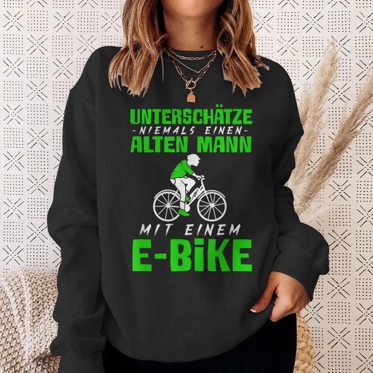 Älterer Mann mit E-Bike Schwarzes Sweatshirt, Radfahrer Motiv Geschenke für Sie