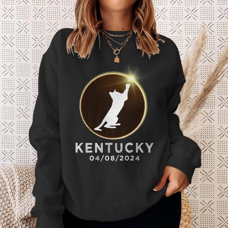 Cat Playing Fire Ring Total Solar Eclipse 2024 Kentucky Sweatshirt Gifts for Her