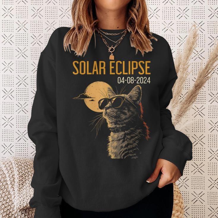 Cat Watching Eclipse 2024 Eclipse Solar 2024 Cat Sweatshirt Gifts for Her