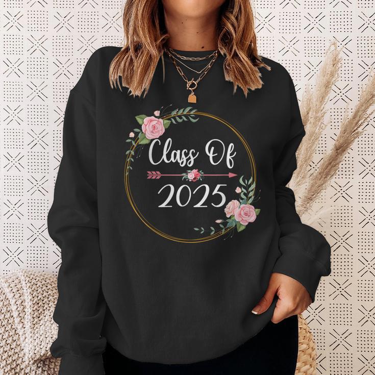 Class Of 2025 Senior 2025 Cute Arrow Flowers For Girls Women Sweatshirt Gifts for Her