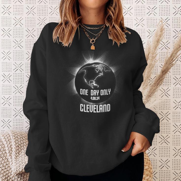 Cleveland Total Solar Eclipse 2024 America 40824 Sweatshirt Gifts for Her