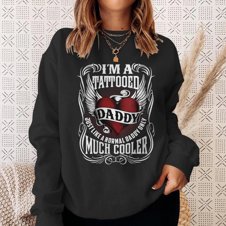 Damen Ich Bin Ein Tätowierter Papa Lustiges Tattoo Geschenk Mit-Ausschnitt Sweatshirt Geschenke für Sie