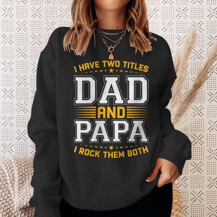 Damen Ich Habe Zwei Titel Papa Und Papa Lustigeratertag Papa Mit-Ausschnitt Sweatshirt Geschenke für Sie