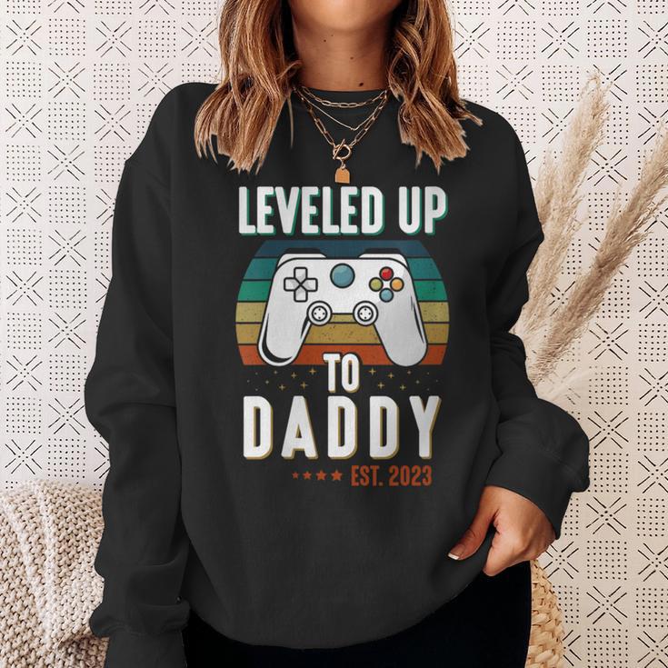 Damen Level Up To Daddy 2023 Werdender Gaming Papa Mit-Ausschnitt Sweatshirt Geschenke für Sie