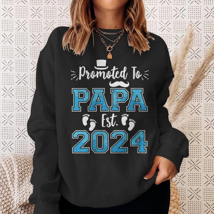 Damen New Dad Promoted To Papa Est 2024 Schwangerschaftsankündigung Mit-Ausschnitt Sweatshirt Geschenke für Sie