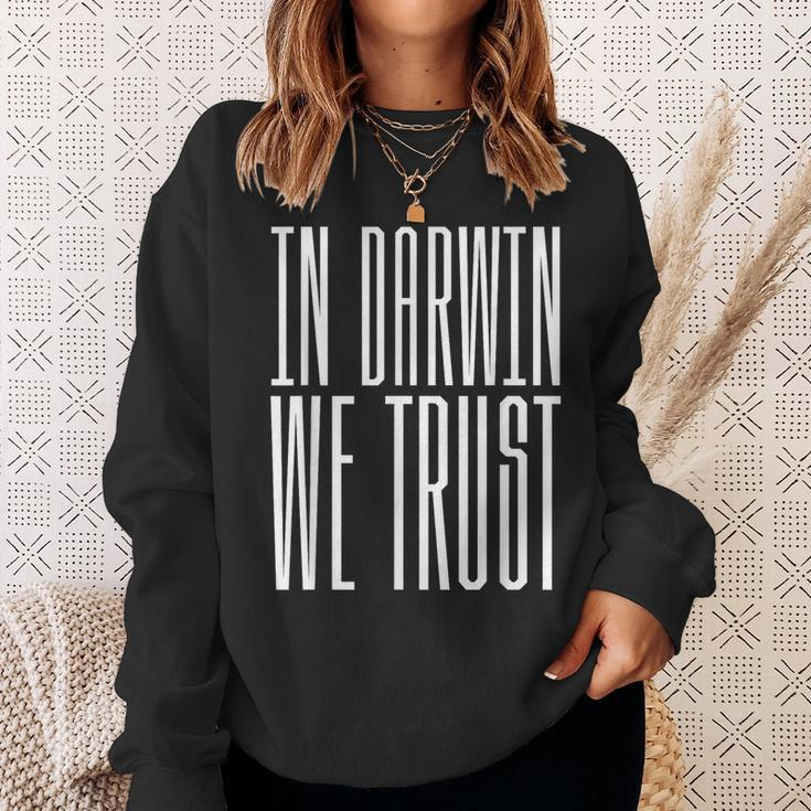 In Darwin Vertrauen Wir Atheist Evolutionswissenschaft Black Sweatshirt Geschenke für Sie