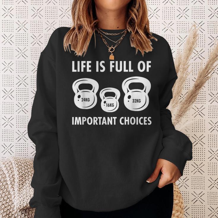 Das Leben Istoller Important Decisions Life Is Full Of Important Decisions Kettlebell Sweatshirt Geschenke für Sie