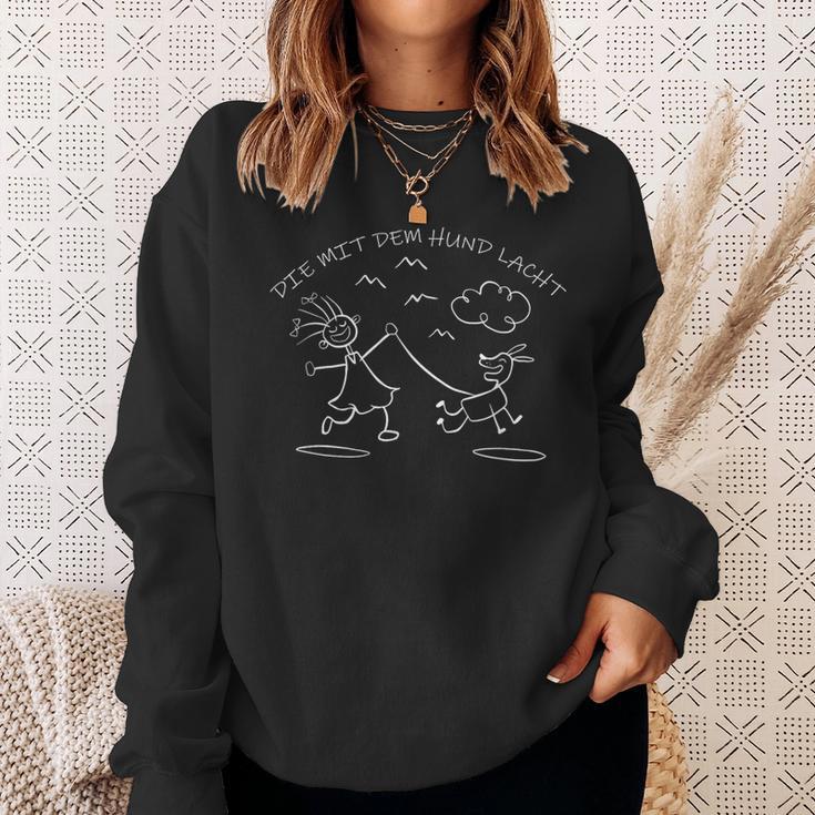 Die Mit Dem Hund Geht Schwarzes Sweatshirt, Spaziergang Motiv Geschenke für Sie