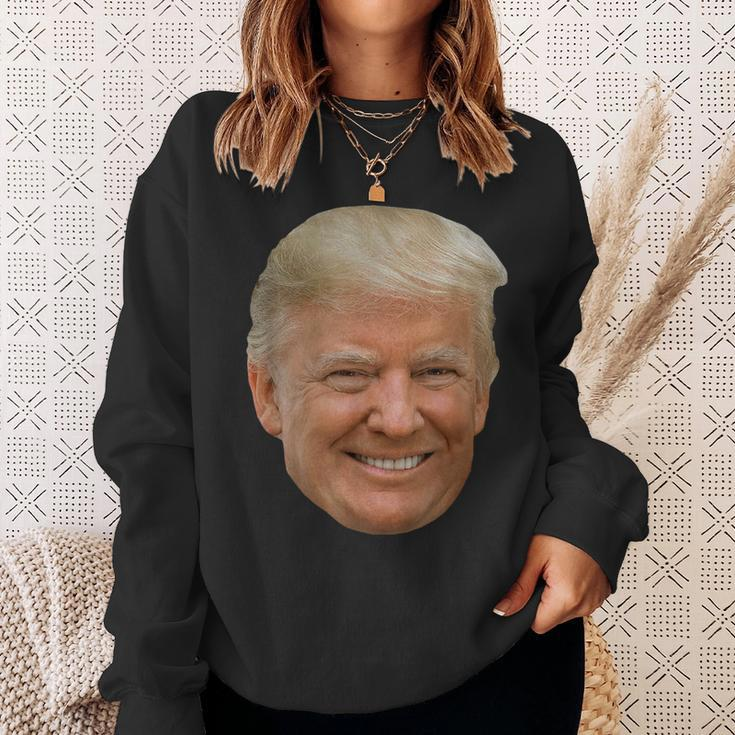 Donald J Trump Das Gesicht Des Präsidenten Auf Einem Meme Sweatshirt Geschenke für Sie