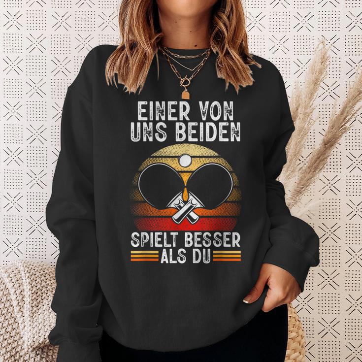 Ein Von Uns Beiden Spielt Besser Tischten Sweatshirt Geschenke für Sie