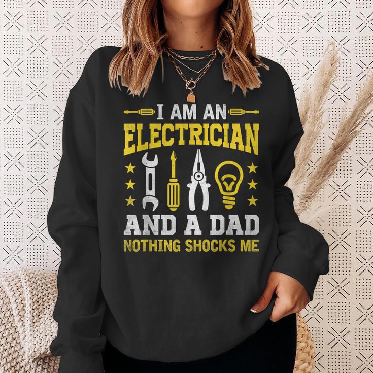 Elektriker Und Papa Mich Schockt Nichts Sweatshirt Geschenke für Sie