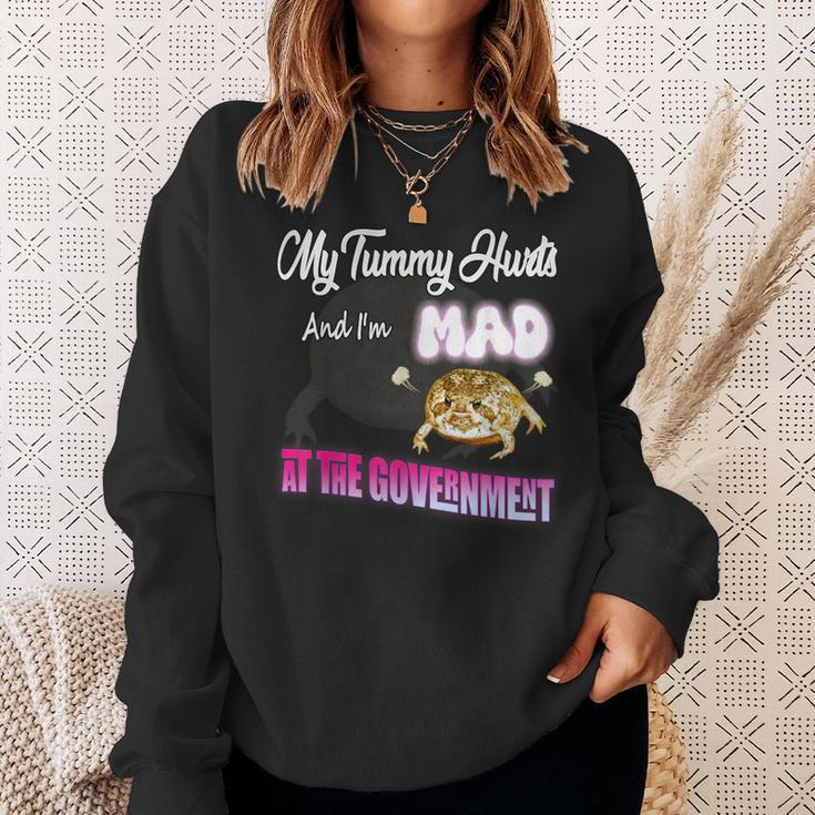 Frosch Meme Sweatshirt Mein Bauch schmerzt & Ich bin verrückt bei der Regierung Geschenke für Sie