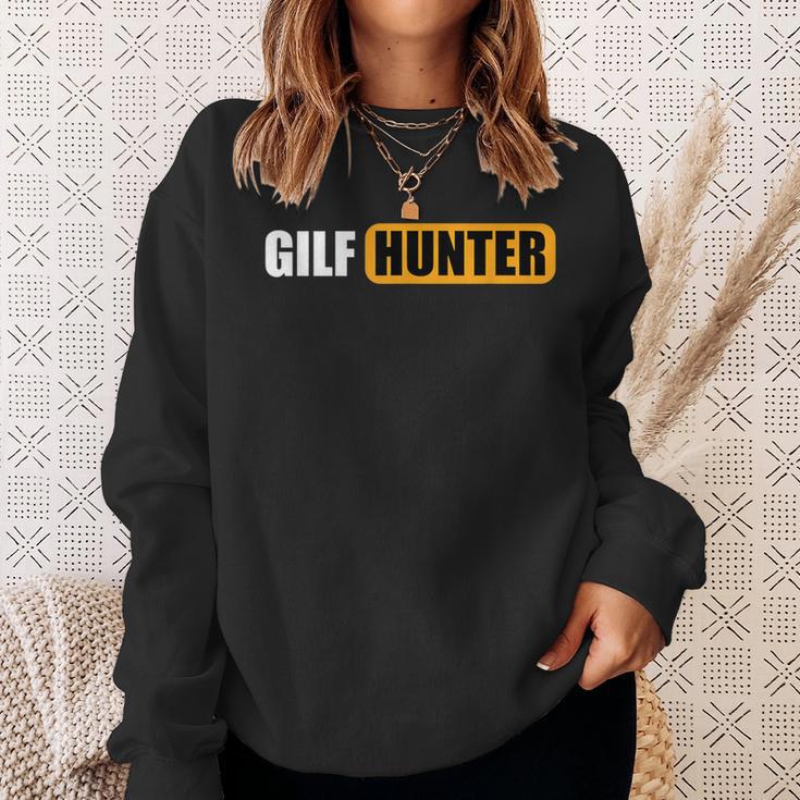 GILF Hunter Schwarzes Sweatshirt, Lustiges Design in Gelb und Weiß Geschenke für Sie