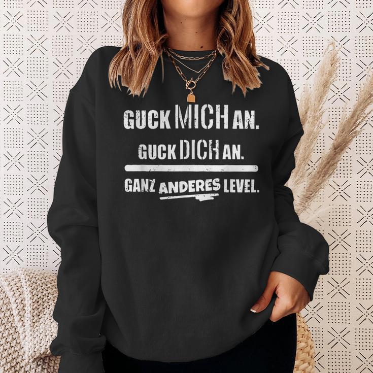 Guck Mich An Guck Dich An Ganz Anderes Level Sweatshirt Geschenke für Sie