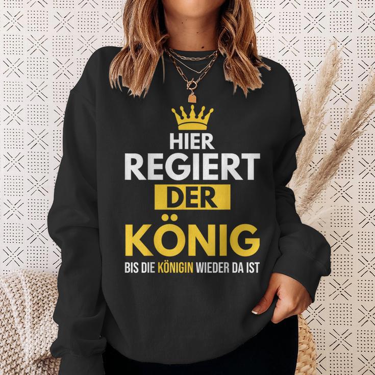 Hier Regiert Der König Bis Die Queeen Wieder Da Ist Sweatshirt Geschenke für Sie