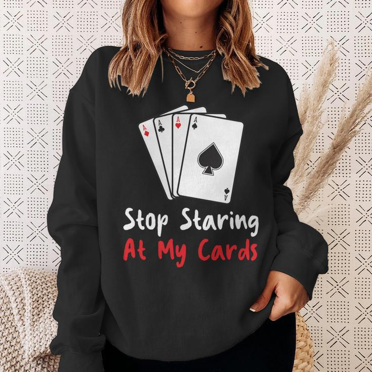 Hör Auf Auf Meine Karten Zu Starren Lustige Pokerspielerin Sweatshirt Geschenke für Sie