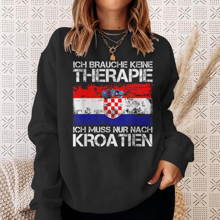 Ich Brauche Keine Therapie Ich Muss Nur Nach Kroatien Sweatshirt Geschenke für Sie