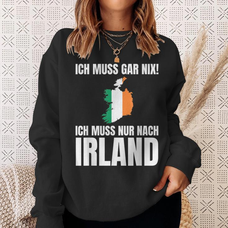 Ich Muss Gar Nix Ich Muss Nur Nach Ireland S Sweatshirt Geschenke für Sie